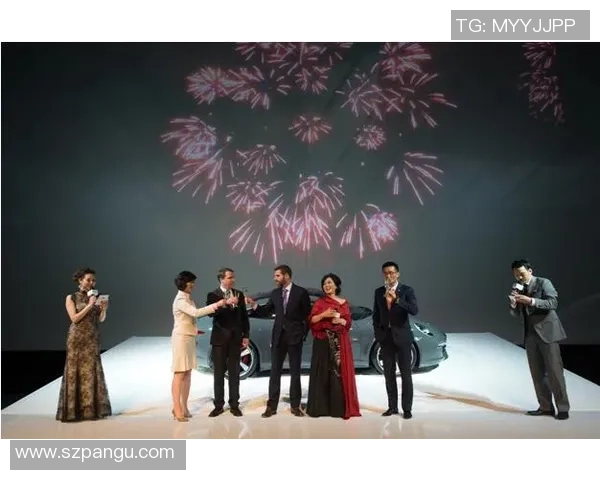 足球明星齐聚一堂欢庆盛典精彩合照记录难忘瞬间